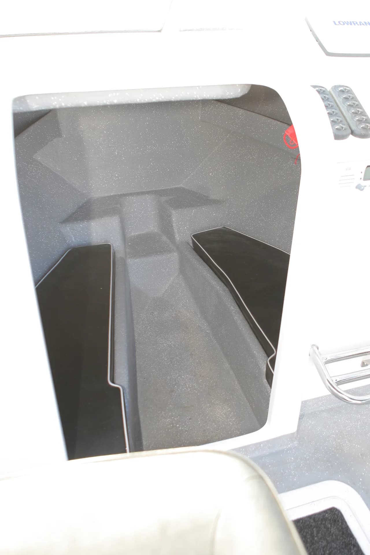 Challenger 710 — cabin access