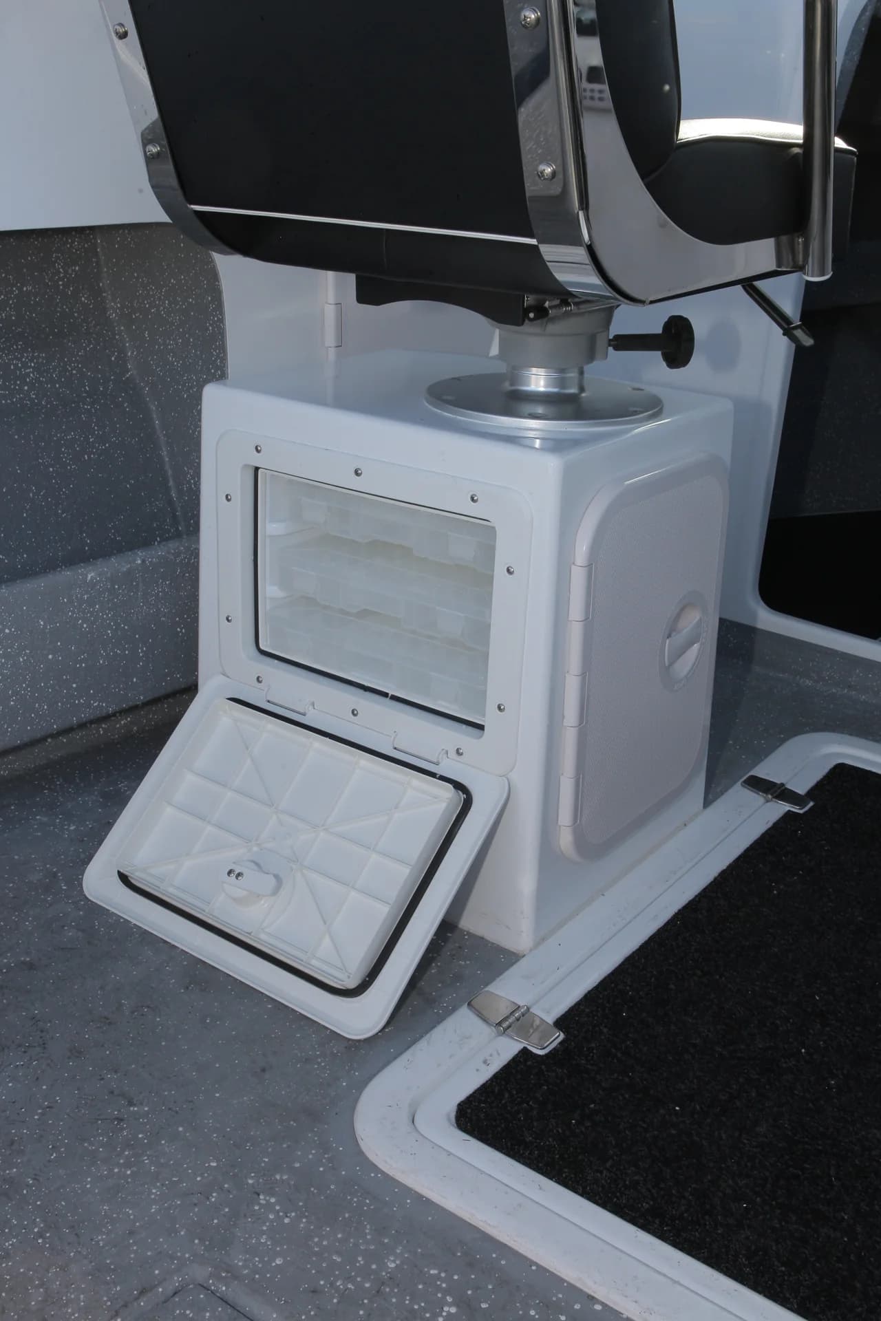 Challenger 710 — seat storage