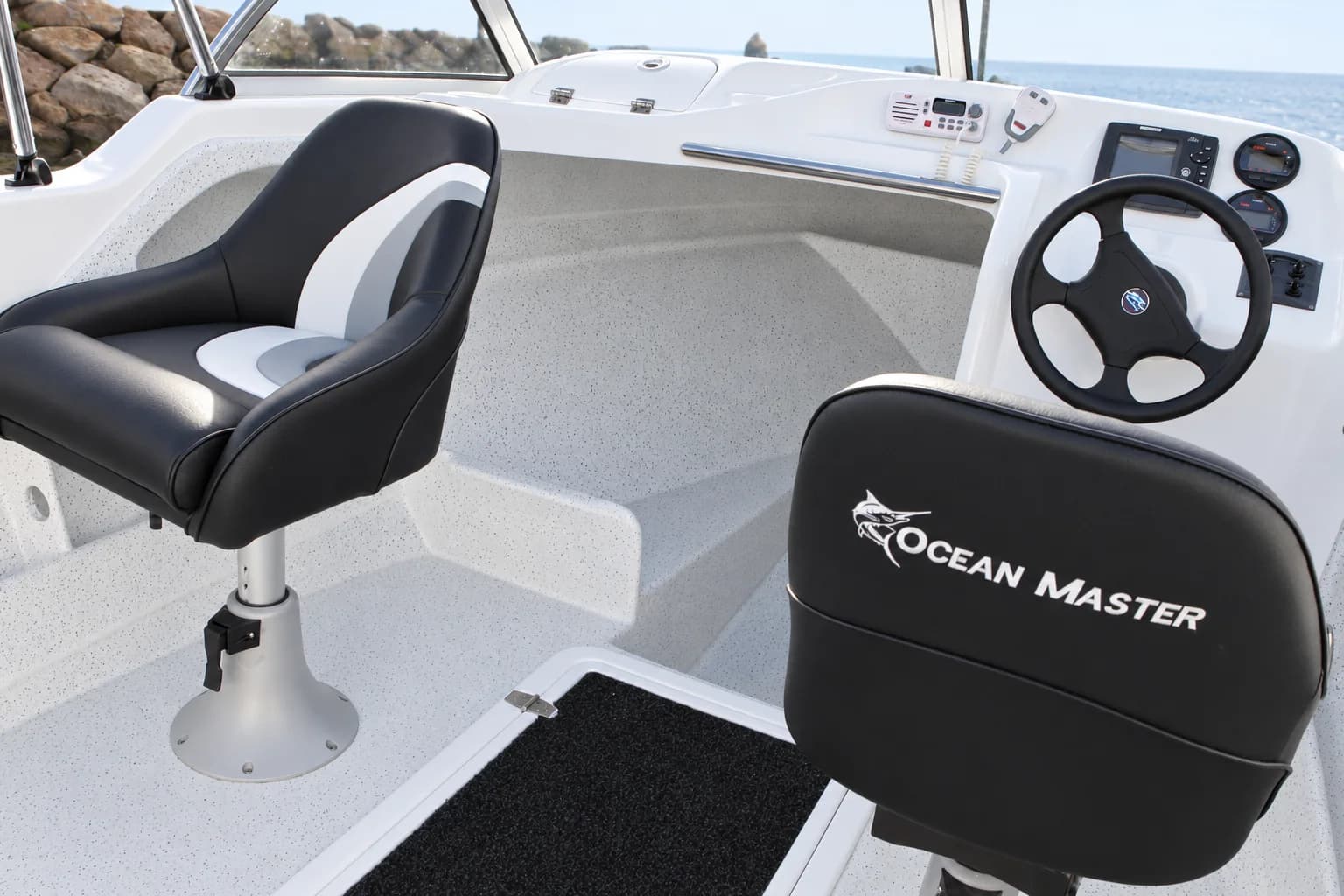 Explorer 490 — helm and seating