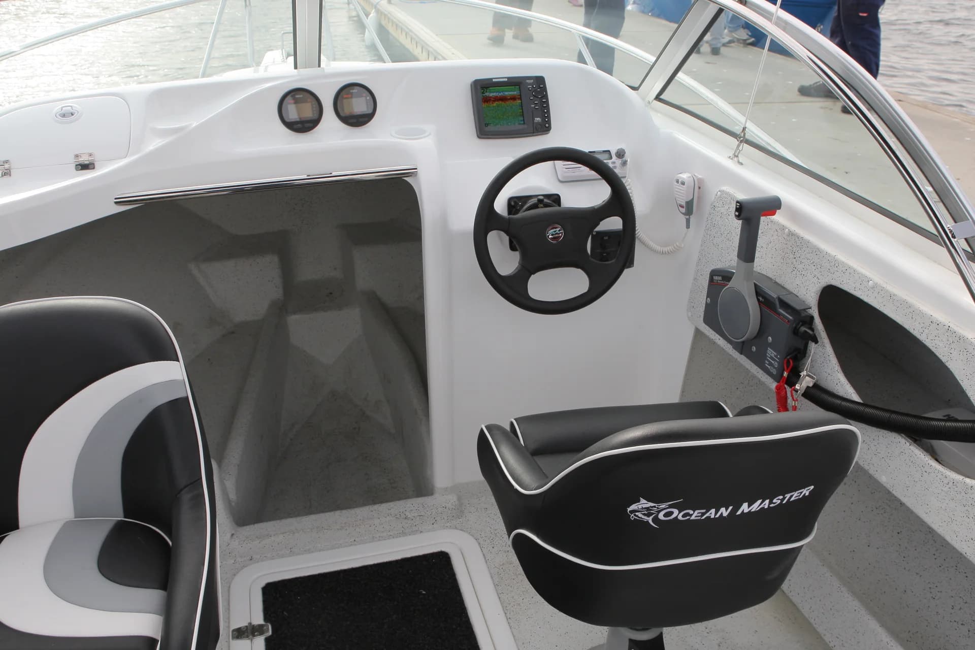 Explorer 540 — helm and controls