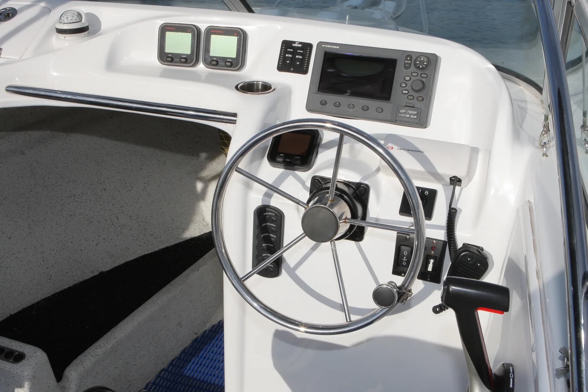 Explorer 590 — helm and controls