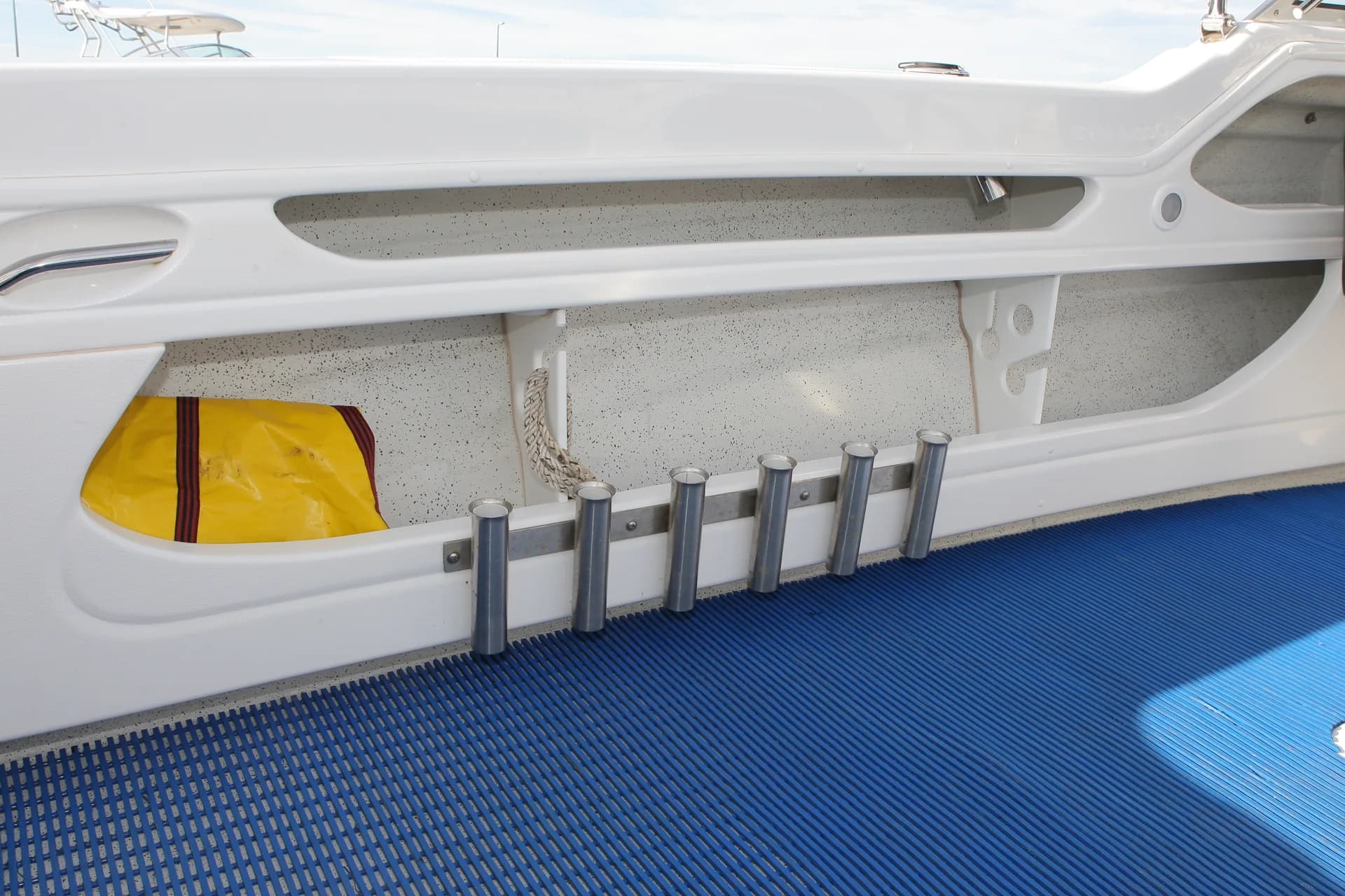 Explorer 590 — side storage