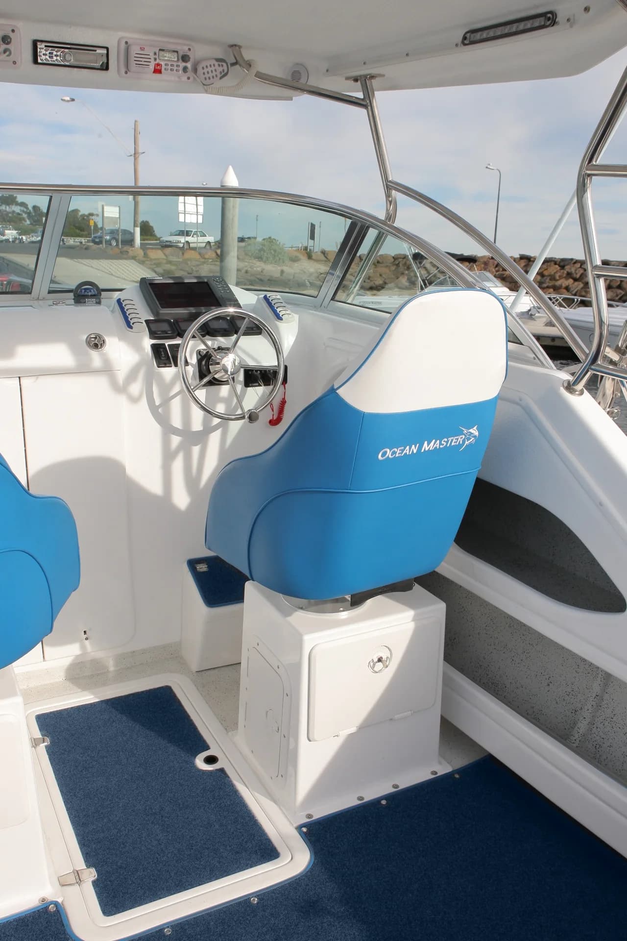 Senator 640 — cockpit finish