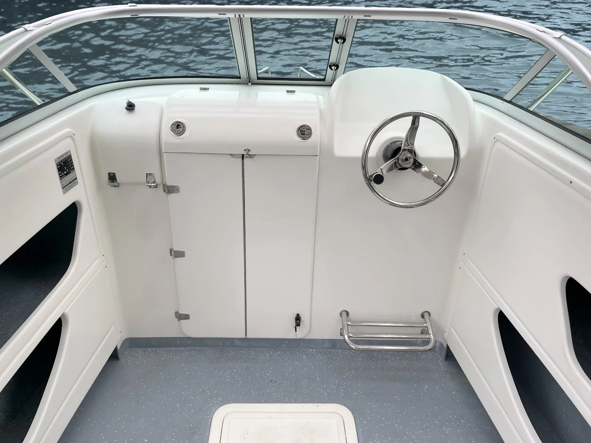 Senator 640 — cabin door