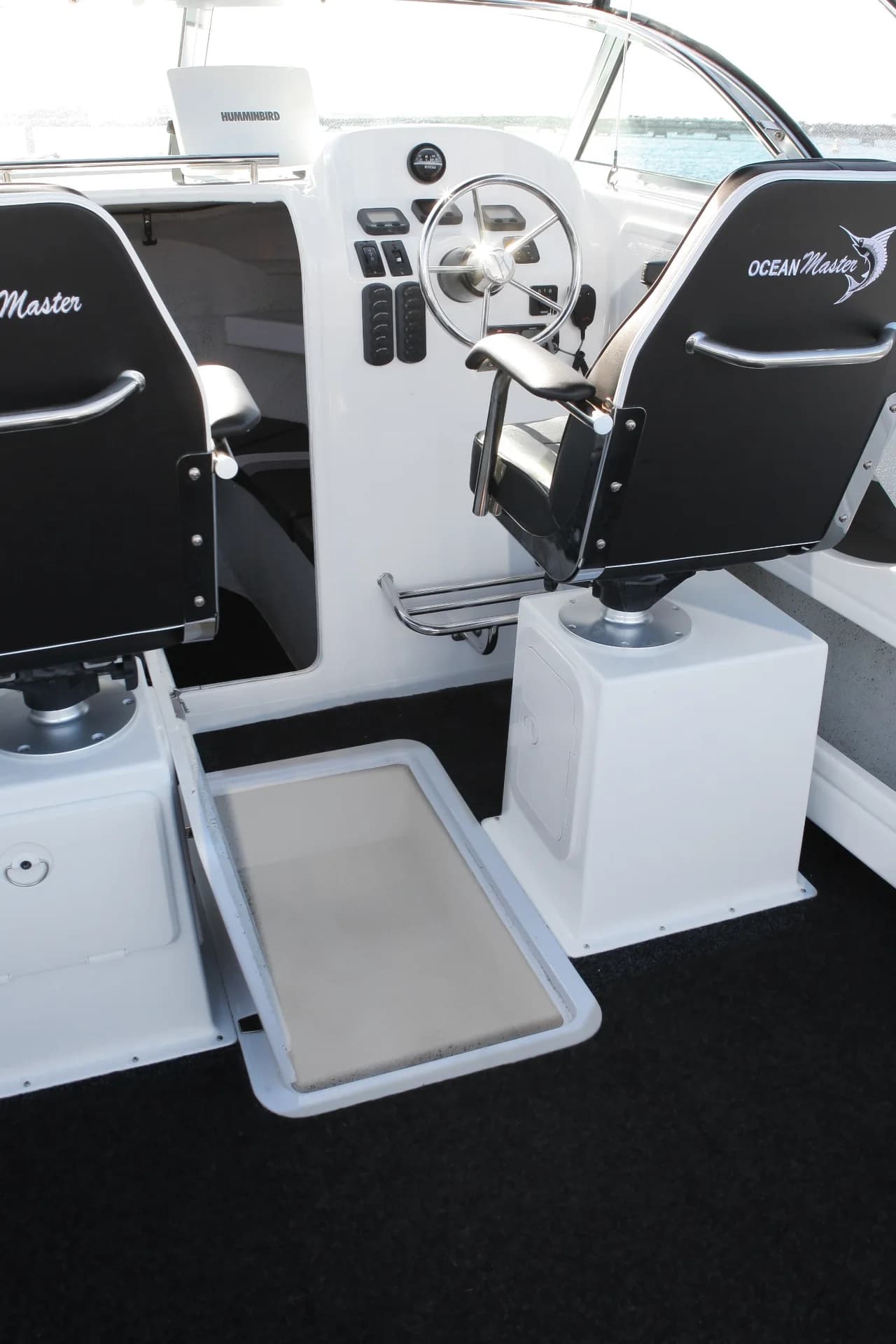Senator 710 — helm and seating